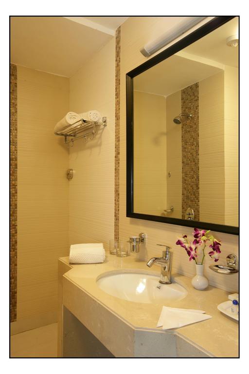 Hotel Utsav Deluxe Púna Pokoj fotografie