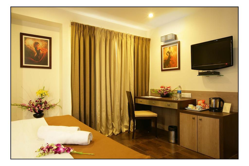 Hotel Utsav Deluxe Púna Pokoj fotografie
